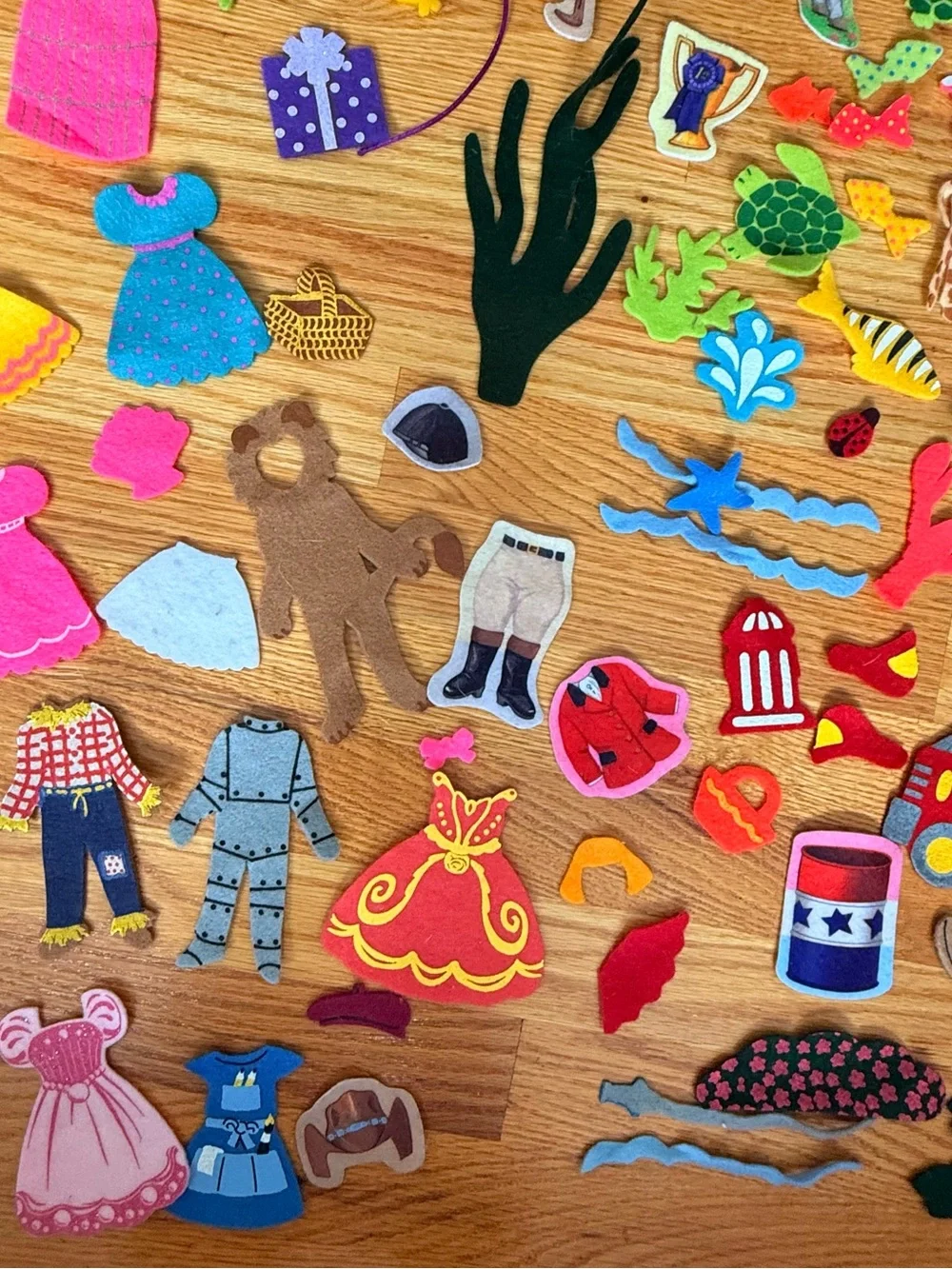 150-Piece Felt Play Set Animals, People, Clothes, Buildings + w/ Carrying Case